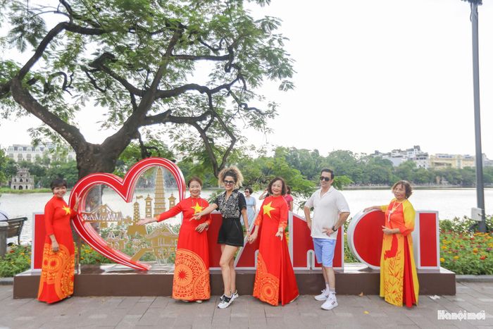 Ngắm hồ Hoàn Kiếm đúng dịp Quốc khánh nước Cộng hòa xã hội chủ nghĩa Việt Nam không chỉ mang đến trải nghiệm thú vị mà còn để lại những kỷ niệm đẹp trong lòng du khách quốc tế.