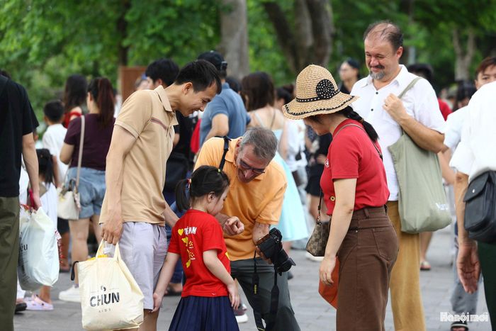 Du khách và nhiếp ảnh gia nước ngoài hào hứng bấm máy, ghi lại những khoảnh khắc đẹp của người dân Việt Nam trong Tết Độc lập.