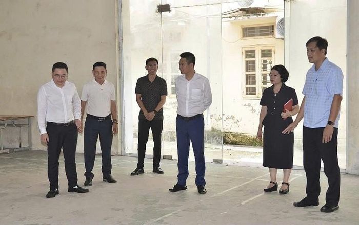 Bí thư Đảng ủy xã Phú Xuyên Nguyễn Xuân Thanh trực tiếp kiểm tra công tác chuẩn bị năm học mới 2026-2027 tại Trường THCS Vạn Điểm. Ảnh: PV