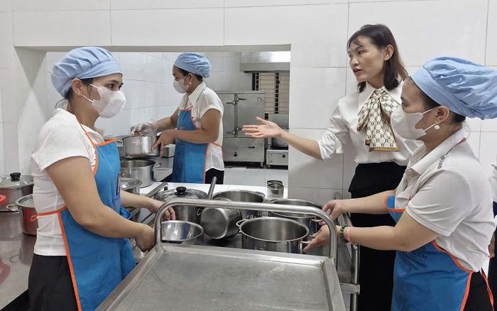 Công tác chuẩn bị bếp ăn bán trú tại Trường Mầm non Quang Trung được chuẩn bị chu đáo, góp phần nâng cao chất lượng bữa ăn cho học sinh. Ảnh: PV