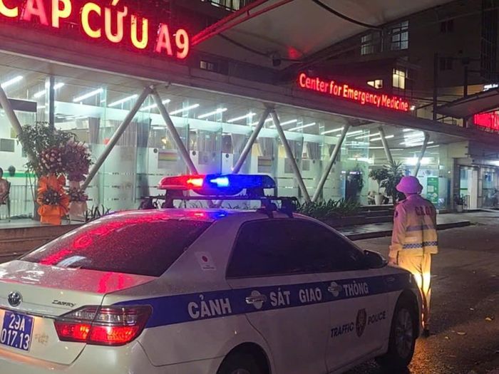 Xe chuyên dụng đưa cụ Nhan đi cấp cứu kịp thời. Ảnh: Đức Tuấn