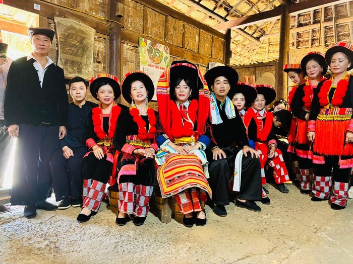 Lễ cưới là một sinh hoạt văn hóa tín ngưỡng quan trọng trong đời sống của người Dao Đỏ tại xã Nguyên Bình, tỉnh Cao Bằng. Việc tái hiện nghi lễ truyền thống không chỉ phản ánh đạo lý “uống nước nhớ nguồn”, tính nhân văn sâu sắc mà còn góp phần bảo tồn nét đẹp văn hóa độc đáo của đồng bào miền núi phía Bắc.