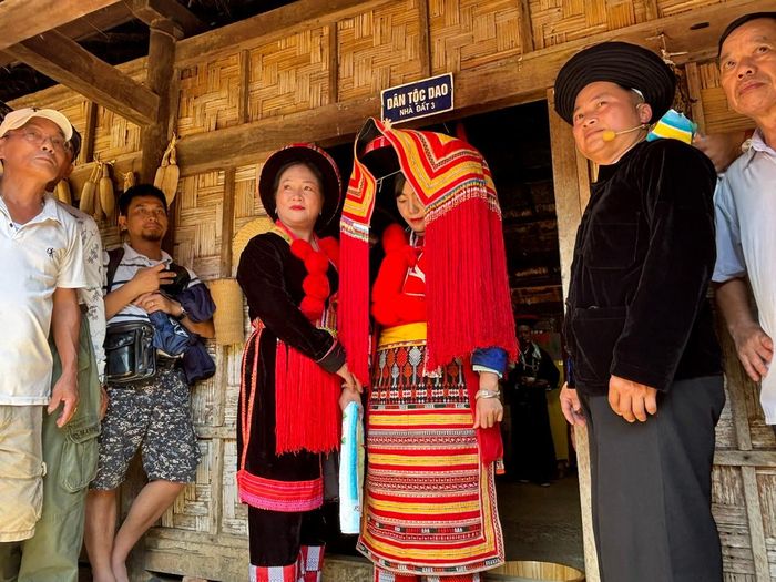 Tại chương trình, du khách được chứng kiến không gian văn hóa mang đậm bản sắc vùng cao qua các nghi thức cổ truyền của lễ cưới người Dao Đỏ. Nổi bật là nghi thức đưa - đón dâu với âm thanh rộn rã của kèn, trống.