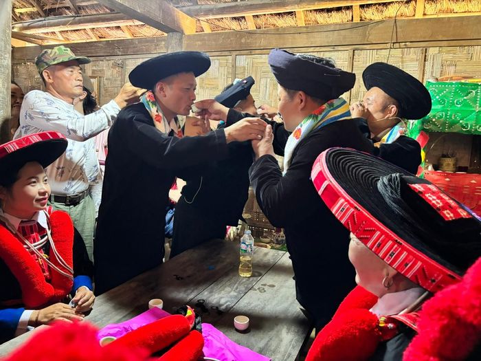 Hai bên gia đình uống rượu chia vui.