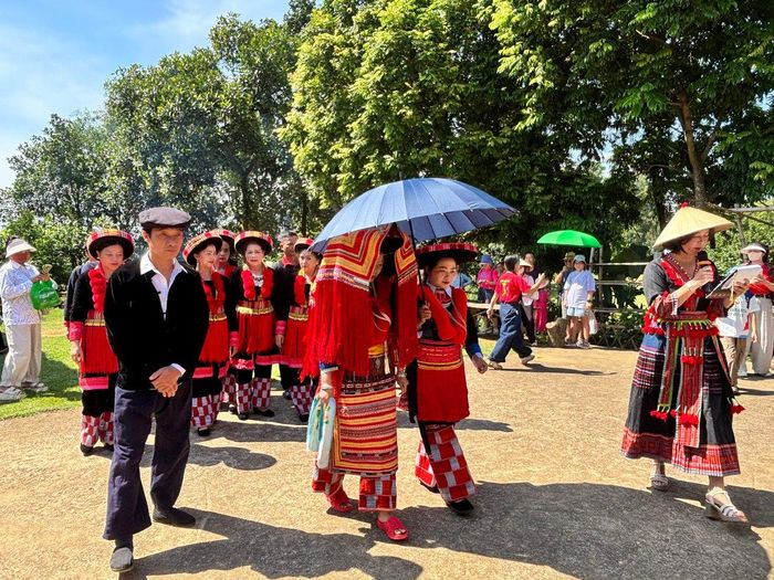 Không khí tươi vui, rộn ràng của nhà trai và nhà gái.