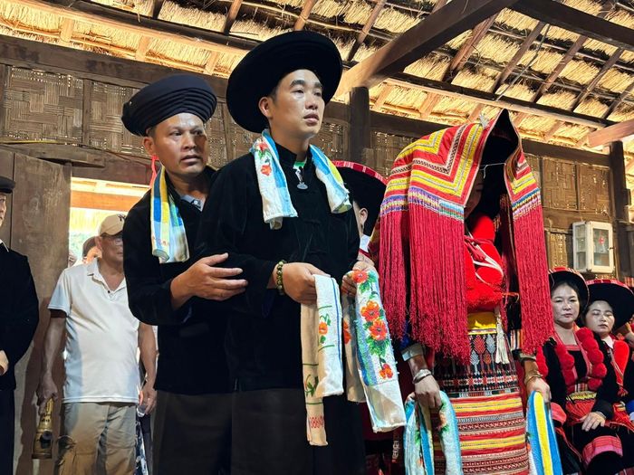 Một nghi lễ quan trọng là bái tổ tiên (thập nhị bái). Đôi tân lang - tân nương đứng trước bàn thờ gia tiên, thực hiện 12 lượt bái thành kính, cầu mong tổ tiên phù hộ gia đình bình an, làm ăn thuận lợi, con cháu đông đúc.