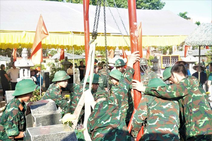 Các chiến sĩ miệt mài làm việc xuyên kỳ nghỉ lễ. Ảnh: Xuân Mai