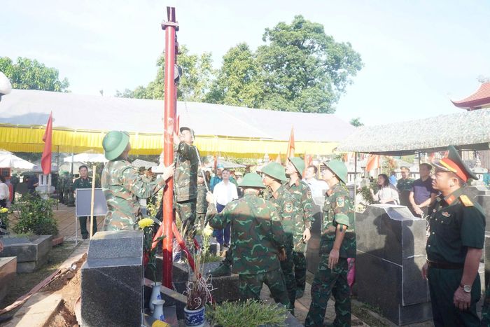 Cẩn trọng, tỉ mỉ thực hiện từng khâu trong quy trình. Ảnh: Xuân Mai