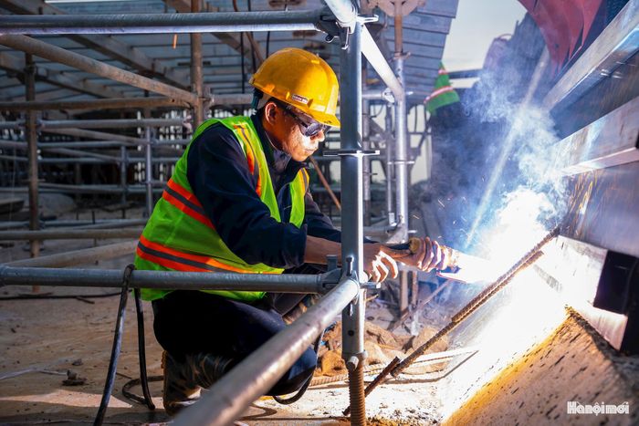 Công việc trên công trường đòi hỏi sự tập trung cao độ và tính chính xác trong từng khâu. Dưới điều kiện thời tiết ngoài trời, những người thợ phải liên tục di chuyển, làm việc giữa hệ thống máy móc, thiết bị và các kết cấu thép lớn.