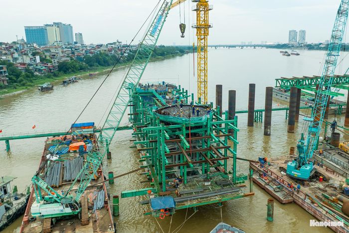 Theo kế hoạch, hệ dầm và vòm giữa TC3-TC4 dự kiến hoàn thiện lắp đặt trong năm 2026, trước ngày 31-12, để tiếp tục triển khai hệ dầm, vòm TC4-TC5 vào đầu năm 2027. Đây sẽ là nhịp cuối cùng, kết nối các nhịp vòm thành một chỉnh thể hoàn chỉnh.