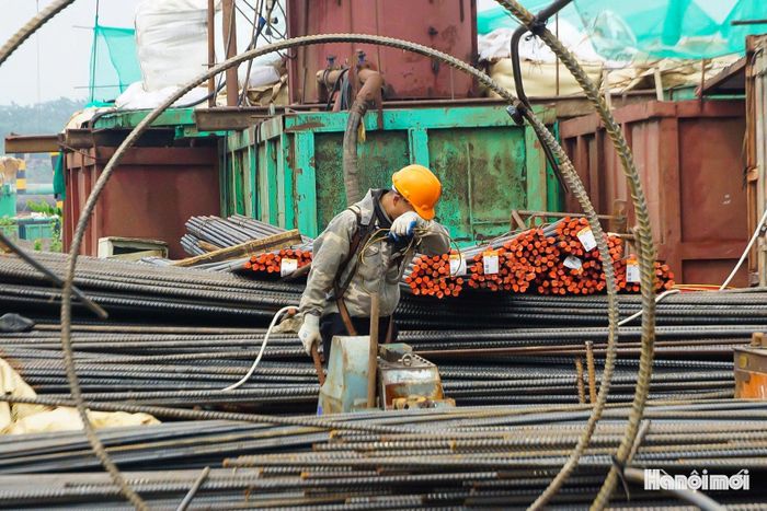 Có những ca làm việc kéo dài, nhưng tiến độ công trình vẫn được duy trì liên tục.