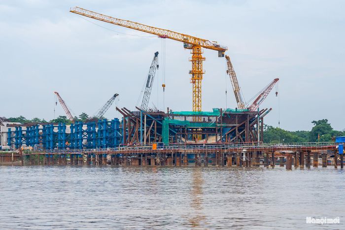 Để bảo đảm tiến độ, các nhà thầu huy động 100% quân số, tổ chức 28 mũi thi công xuyên ngày đêm trên toàn công trường. Khoảng 700 nhân sự cùng hơn 120 máy móc, thiết bị được huy động, trong đó có 19 sà lan, hàng chục cần cẩu và nhiều thiết bị chuyên dụng.