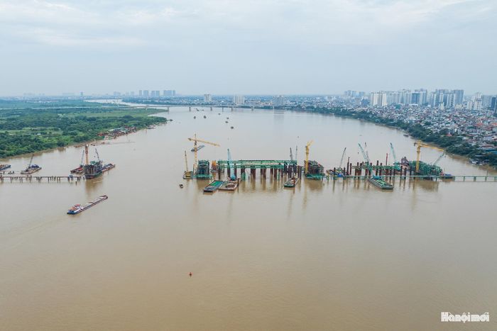 Từ những đốt dầm đầu tiên được lắp dựng trong những ngày nghỉ lễ, hình hài cây cầu mang kiến trúc “vô cực” đang dần bước ra khỏi bản vẽ. Để có những nhịp cầu vươn lên trên sông Hồng, có sự đóng góp của hàng trăm người công nhân đang ngày đêm bám công trường, vượt qua nắng mưa và những ngày nghỉ lễ, hướng tới mục tiêu đưa công trình về đích trước APEC 2027.