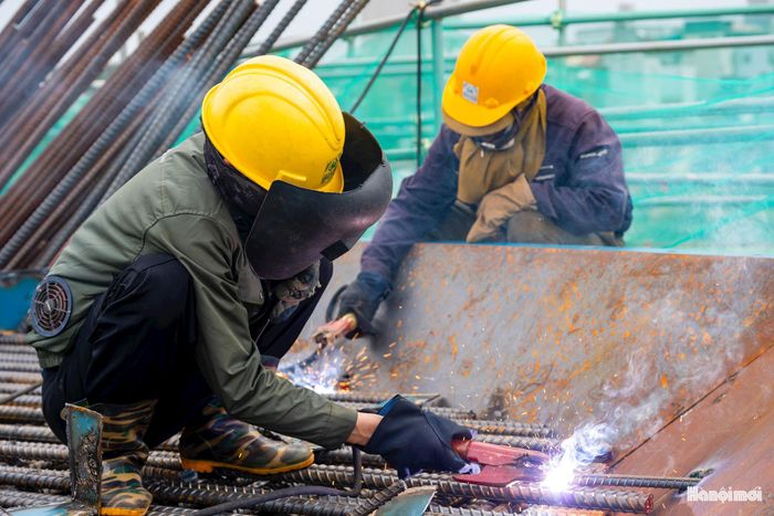 Dù nắng nóng, mưa bất chợt hay những giờ làm việc kéo dài đều không làm gián đoạn nhiệm vụ. Mỗi cấu kiện được lắp đặt chính xác là thêm một bước tiến để công trình hoàn thành đúng kế hoạch.