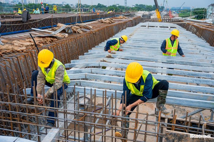 Phía sau mỗi thao tác là sự phối hợp chặt chẽ của đội ngũ kỹ sư và công nhân, trong đó nhiều người chấp nhận gác lại kỳ nghỉ lễ để bám trụ công trường.
