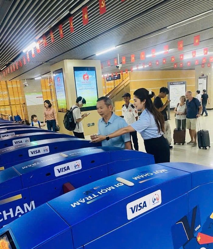 Hành khách được nhân viên hướng dẫn lưu thông nhanh chóng, không có tình trạng chen lấn, xô đẩy. Ảnh: Hanoi Metro
