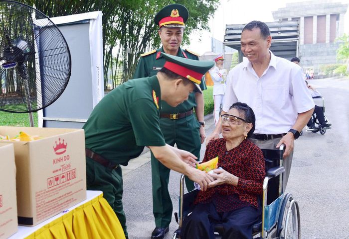 Những phần quà được trân trọng trao tận tay từng người, góp phần tạo nên hình ảnh đẹp, thân thiện của Thủ đô, để lại dấu ấn tốt đẹp trong lòng đồng bào cả nước và du khách. Ảnh: H.L