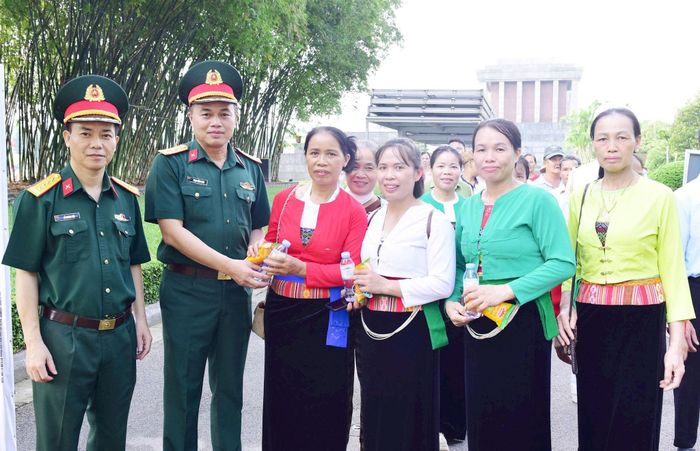 45.000 suất quà được tặng nhân dân và du khách đến thăm Lăng Chủ tịch Hồ Chí Minh trong dịp lễ Quốc khánh 2-9. Ảnh: H.L