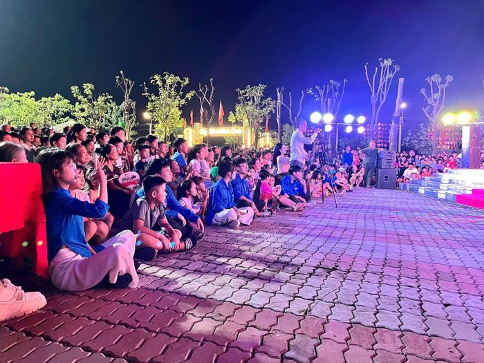 Người dân xã Minh Châu háo hức thưởng thức chương trình nghệ thuật trong dịp Quốc khánh 2-9. Ảnh: PV