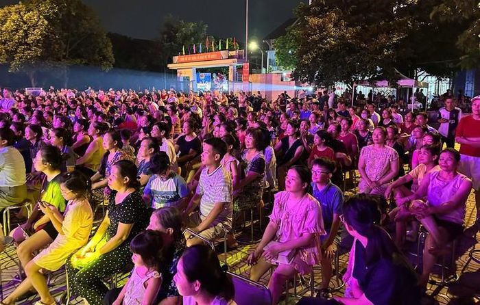 Các chương trình biểu diễn nghệ thuật luôn thu hút đông đảo người dân. Ảnh: PV