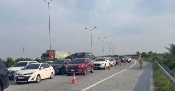 Cảnh sát giao thông phân luồng từ sớm, từ xa. Ảnh: Đức Tuấn