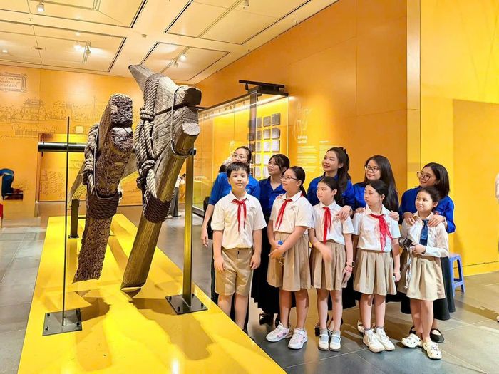 Tuổi trẻ Yên Hòa tìm hiểu lịch sử, bồi đắp tình yêu quê hương qua hoạt động tham quan Bảo tàng Hà Nội. Ảnh: Đoàn phường Yên Hòa