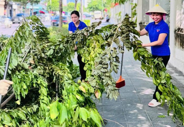 Đoàn viên phường Yên Hòa tích cực tham gia chỉnh trang trường học, khu dân cư, tạo cảnh quan sạch đẹp hướng tới Quốc khánh 2-9. Ảnh: Đoàn phường Yên Hòa