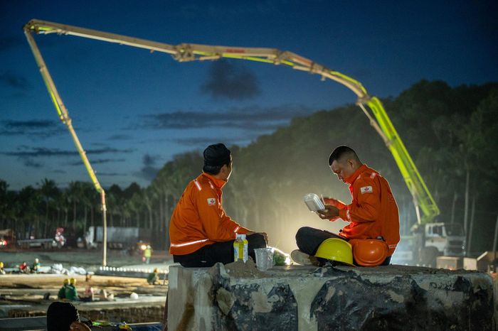 Công nhân gác lại nỗi nhớ nhà, hăng say bám công trường, giữ tiến độ. Ảnh: Ánh Dương.