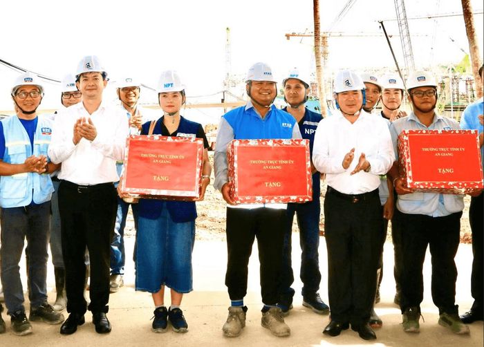 Lãnh đạo tỉnh An Giang và Đặc khu Phú Quốc thăm hỏi, động viên công nhân đang thi công xuyên lễ Quốc khánh.