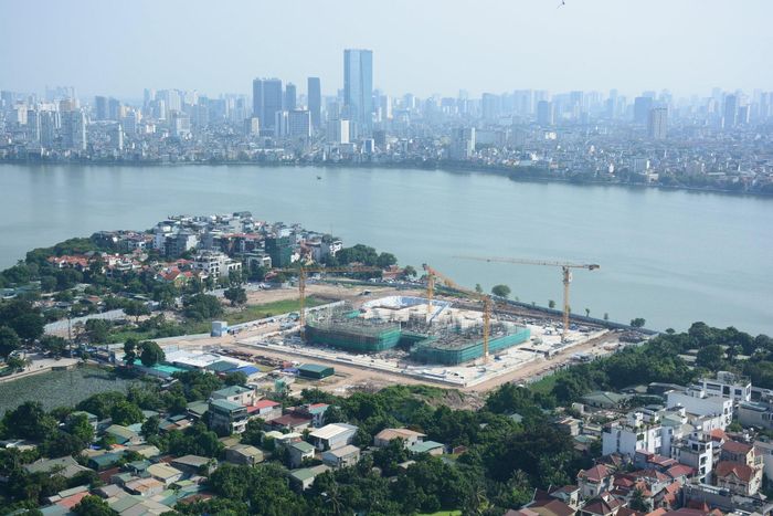 Hàng loạt mũi thi công, máy móc và thiết bị được huy động để đẩy nhanh các hạng mục quan trọng tại công trường Nhà hát Opera Hồ Tây. Ảnh: Ánh Dương.