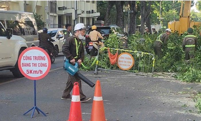 Luôn đảm bảo tuyệt đối an toàn dưới mặt đường. Ảnh: Bảo Hân