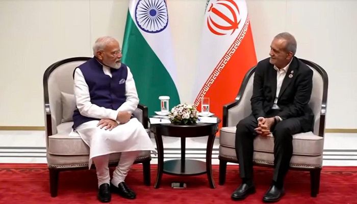 Thủ tướng Ấn Độ Narendra Modi (trái) và Tổng thống Iran Masoud Pezeshkian có cuộc gặp bên lề Hội nghị thượng đỉnh Tổ chức Hợp tác Thượng Hải (SCO) tại thủ đô Bishkek, Kyrgyzstan ngày 31-8. Ảnh: Reuters