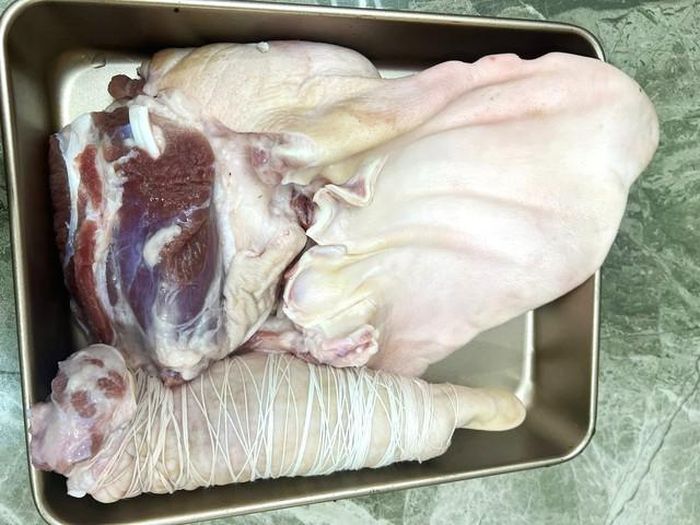 Nguyên liệu chuẩn bị làm tai heo cuộn bắp giò ủ muối