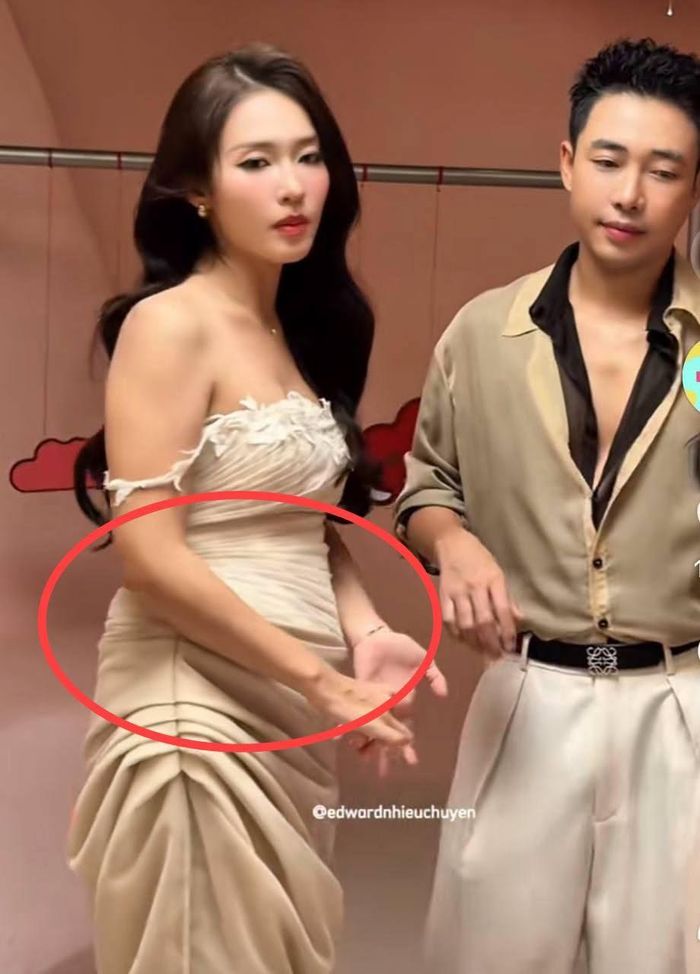 Ngay lập tức, hình ảnh Khả Ngân xuất hiện trong một sự kiện cách đây không lâu được chia sẻ lại trên mạng xã hội. Đáng chú ý, nữ diễn viên diện trang phục ôm dáng và để lộ vòng 2 không thon gọn dấy lên nghi vấn mang thai.