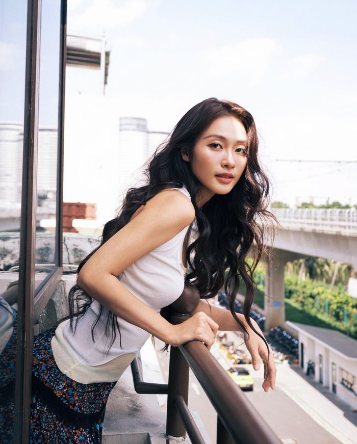 Bộ ảnh đăng tải cuối tháng 7, cô nàng tự tin khoe thân hình, gương mặt "không góc chết".