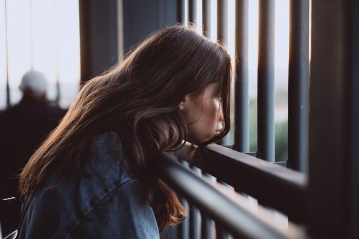 Với Cự Giải, sự dè dặt không đồng nghĩa với vô tâm. Trái lại, họ thường nhạy cảm đến mức dễ suy nghĩ nhiều và tổn thương bởi những điều người khác cho là rất nhỏ. Ảnh minh họa