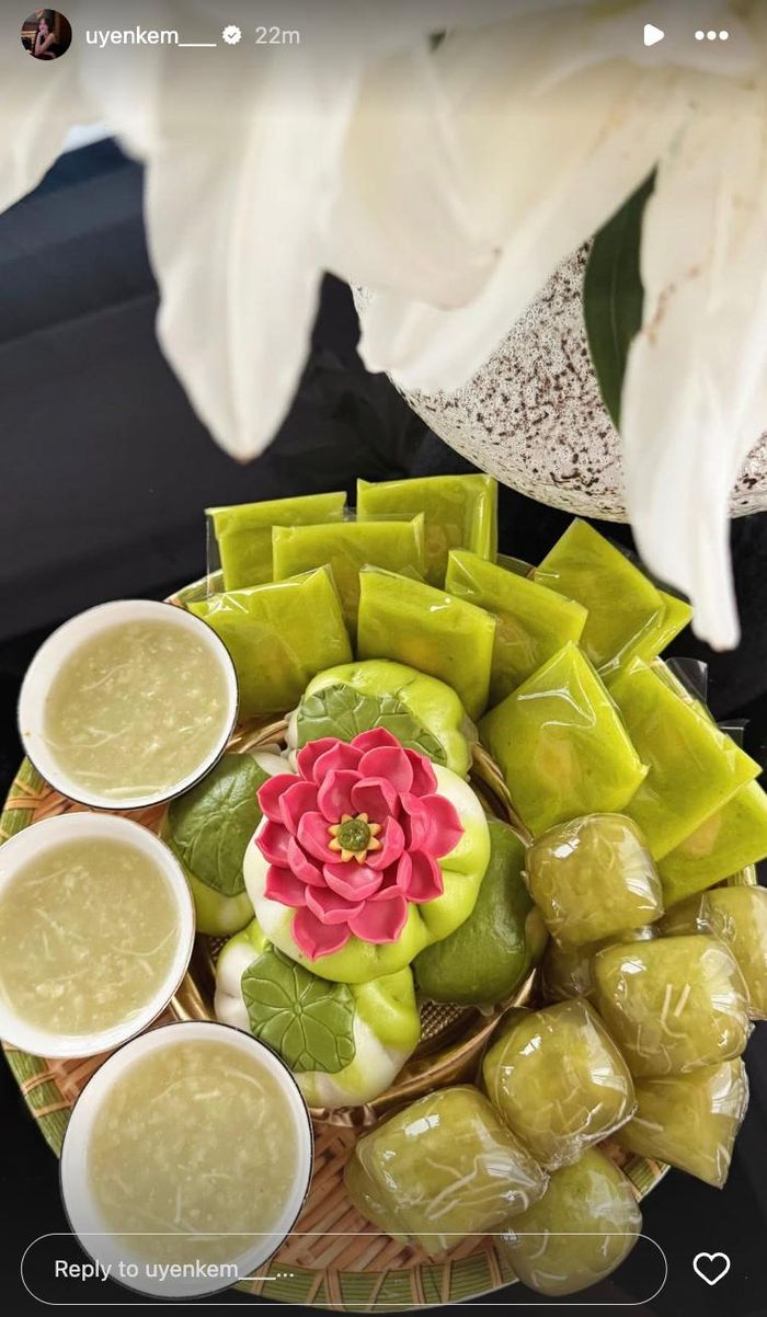 Mâm cúng rằm tháng 7 của người đẹp khiến người xem nức lòng bởi vẻ đẹp truyền thống hoàn hảo.