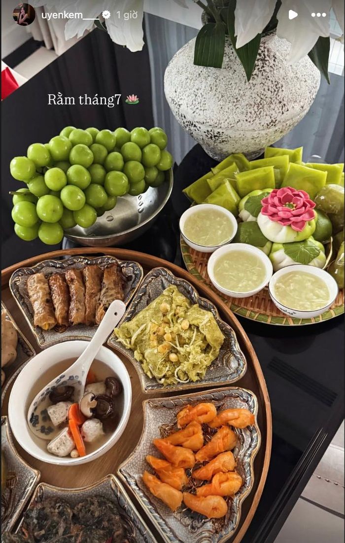 Không chỉ đẹp mắt, cách Tố Uyên bày biện mâm cỗ cũng cho thấy sự tỉ mỉ của nàng WAG. Từng món ăn được chia thành từng phần riêng, màu sắc hài hòa, tổng thể vừa truyền thống vừa có nét hiện đại. 
