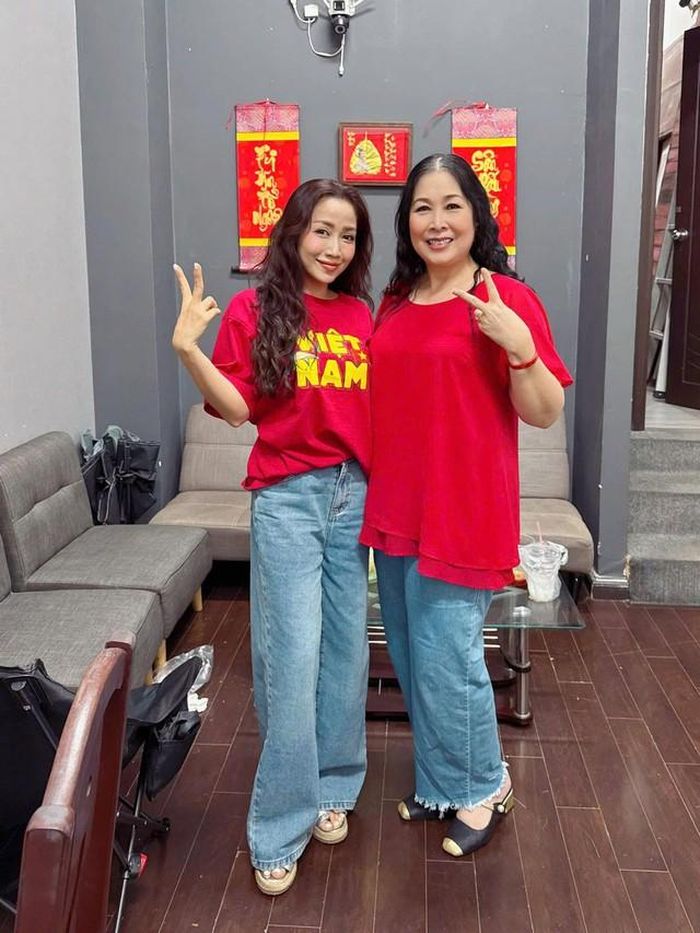 Một trong những câu chuyện cho thấy rõ tình cảm giữa hai nghệ sĩ là việc NSƯT Ốc Thanh Vân quyết định bỏ tiền túi đầu tư cho vở Nguyệt Hạ. Chia sẻ trong một talkshow, nữ nghệ sĩ cho biết cô hiểu những áp lực mà NSND Hồng Vân phải đối mặt để duy trì sân khấu. Sau nhiều năm gắn bó, Ốc Thanh Vân chứng kiến đàn chị vừa làm nghệ thuật vừa phải xoay xở để sân khấu có thể tiếp tục hoạt động
