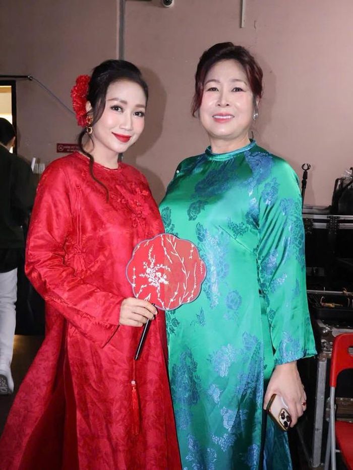 Khi được hỏi vì sao sẵn sàng đầu tư cho một vở diễn mà biết trước khó có thể thu hồi vốn, Ốc Thanh Vân trả lời đơn giản rằng "vì thương chị Hồng Vân". Với cô, đó không chỉ là một quyết định về tiền bạc mà còn là cách để san sẻ với người chị đã đồng hành và nâng đỡ mình trong những năm đầu làm nghề.