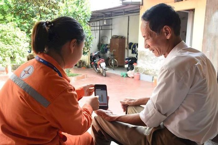 Sử dụng tính năng tra cứu lượng điện tiêu thụ hằng ngày trên ứng dụng của EVNHANOI để chủ động trong sinh hoạt.