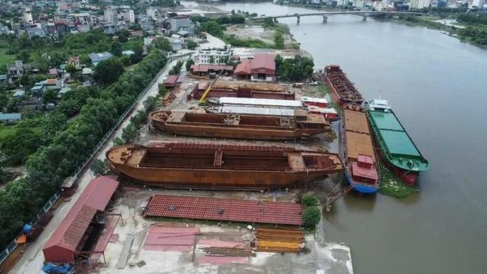 Dù đang trong mùa mưa bão, hoạt động gia công, đóng mới tàu thuyền tại cơ sở vẫn diễn ra. Một số tàu đóng dở được neo đậu trên sông Đáy, tạo thêm vật thể trên mặt nước trong trường hợp xuất hiện dòng chảy lớn.