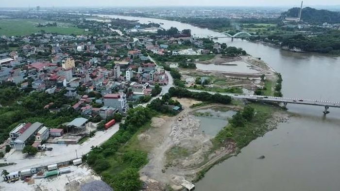 Đáng chú ý, ngay cạnh khu vực cổng vào xưởng đóng tàu nêu trên nhìn về phía cầu Non Nước, hàng loạt bến bãi cạnh đó đã được giải tỏa, bằng phẳng trong mùa mữa bão.
