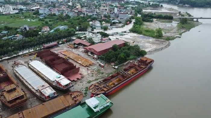 Hoạt động đóng tàu, sửa chữa và tập kết phương tiện diễn ra dọc khu vực ven sông Đáy, làm thay đổi đáng kể hiện trạng sử dụng bãi sông so với không gian tự nhiên vốn có.
