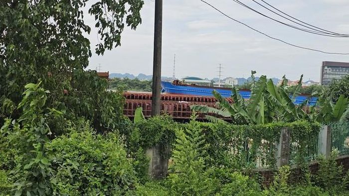 Nhiều thân tàu bằng sắt có chiều cao khoảng 3-5m được xếp dày đặc trên khu vực bãi sông, một số kéo dài ra sát mép nước. Việc tập trung phương tiện, tàu thuyền với mật độ lớn tại đây đặt ra vấn đề về bảo đảm không gian thoát lũ khi mực nước sông dâng cao.