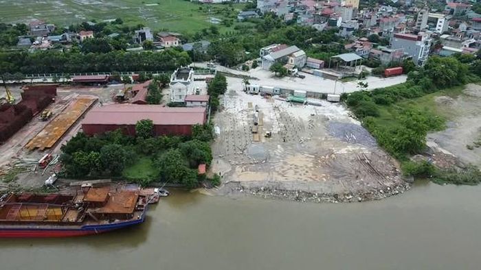 Theo báo cáo của các sở, ngành tại đợt kiểm tra ngày 29/4/2026, do Phó Chủ tịch UBND tỉnh Ninh Bình Trần Anh Dũng làm trưởng đoàn, hiện trên địa bàn xã Ý Yên có 13 bến, bãi đang hoạt động trên bãi sông thuộc tuyến đê tả Đáy, với các ngành nghề như kinh doanh vật liệu xây dựng, đóng mới tàu thuyền, chế biến than và sản xuất bê tông thương phẩm. Đáng chú ý, một số bến, bãi được xác định hoạt động không phép, hết hạn cấp phép hoặc chưa đủ điều kiện cấp phép; có trường hợp hết hạn từ các năm 2019, 2022, 2023 nhưng vẫn duy trì hoạt động.