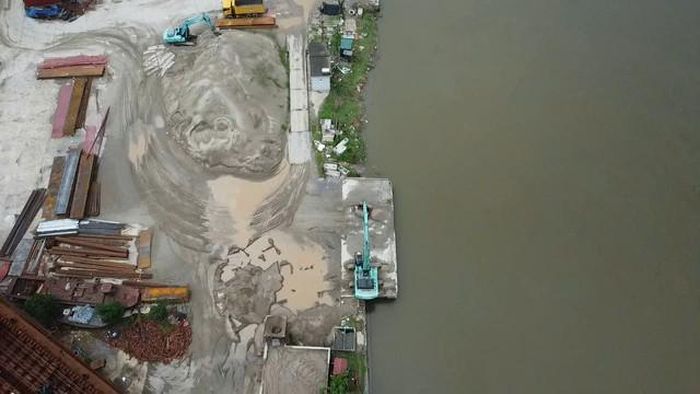 Không chỉ đóng, sửa chữa tàu thuyền, tại khu vực này còn diễn ra hoạt động tập kết vật liệu và bốc xếp hàng hóa từ dưới sông lên bằng máy cẩu. Cát, thép tấm và nhiều vật liệu khác được tập kết trên bãi, cùng với xe tải và máy móc thường xuyên hoạt động.