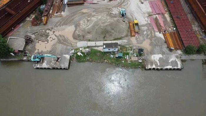 Một số khu vực ven sông được gia cố, tạo mặt bằng phục vụ việc đưa máy móc, phương tiện xuống sát mép nước. Các hoạt động này khiến hiện trạng bãi sông có nhiều thay đổi, cần được cơ quan chức năng kiểm tra, xác định cụ thể về tính pháp lý và mức độ phù hợp với quy định về đê điều, thoát lũ.