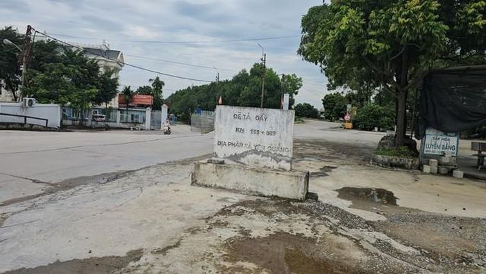 Tại khu vực đối diện cột mốc Km153+889 đê tả Đáy, hiện là lối vào cơ sở có biển ghi tên Công ty TNHH Vũ Văn Cường. Phía bên trong là khu vực tập trung nhiều tàu, máy móc và vật liệu, nằm sát sông Đáy.