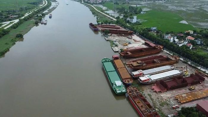 Ghi nhận của phóng viên cho thấy, mật độ công trình tạm, phương tiện và máy móc tập trung trên khu vực bãi sông. Nhiều hạng mục phục vụ hoạt động sản xuất được bố trí sát khu vực ven sông và gần tuyến đê tả Đáy.